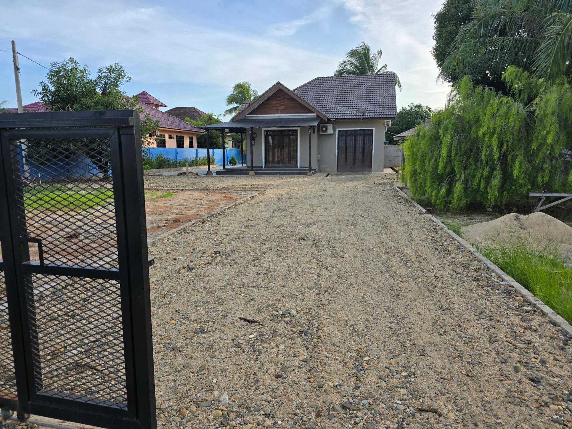 קמפונג קואלה בסוט Casa Tiga Homestay Besut מראה חיצוני תמונה