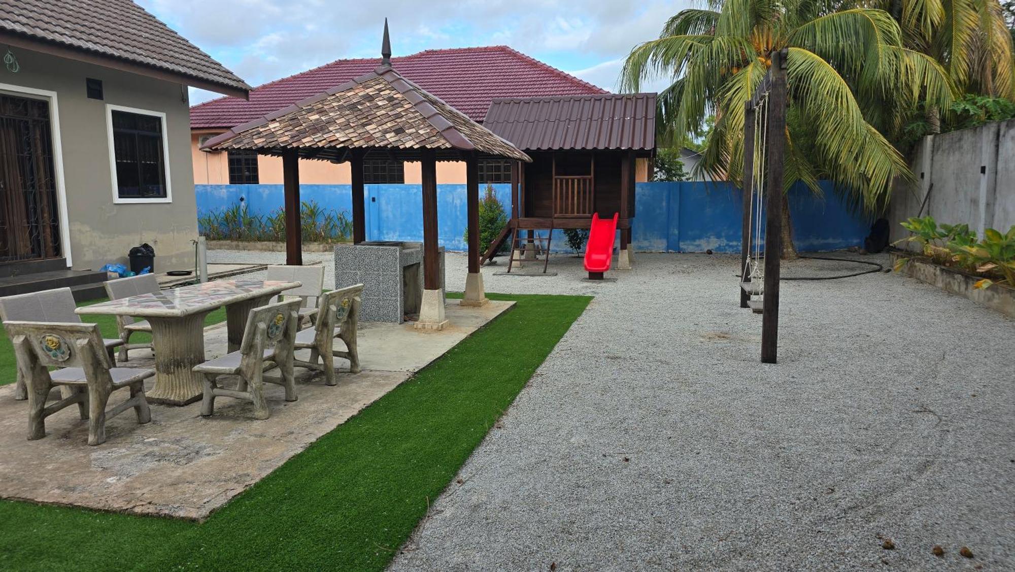 קמפונג קואלה בסוט Casa Tiga Homestay Besut מראה חיצוני תמונה